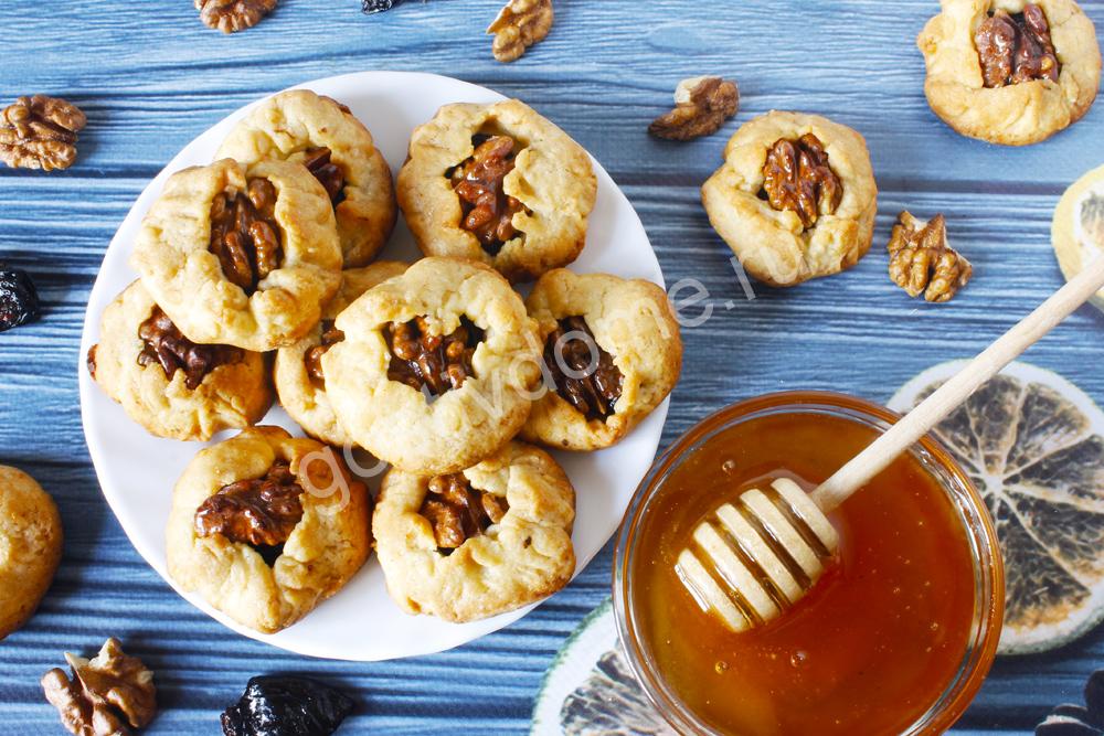 фото к рецепту песочное печенье с черносливом и грецкими орехами