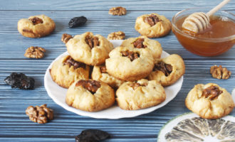песочное печенье с черносливом и грецкими орехами фото